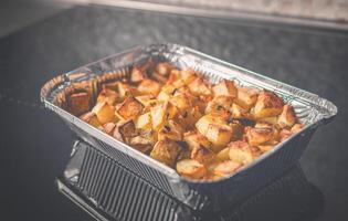 al forno patate nel il forno con spezie. casa cibo foto