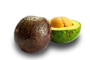 lato Visualizza di avocado frutta un' totale e un' metà isolato su bianca sfondo con ritaglio sentiero. foto