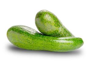 fresco verde avocado isolato su bianca sfondo con ritaglio sentiero. avocado è un' pianta nativo per montanaro regione. foto