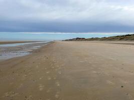 il costa a Basso marea con spiaggia nel il presto mattina di de Haan, Belgio foto