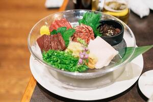 cavallo carne pezzi sashimi o giapponese basashi. banikù include magro carne, superbo marmorizzazione, criniera e fegato. premio carne e famoso cibo nel matsumoto città, nagano prefettura, Giappone foto