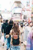 turista donna visitare ameyoko mercato, un' occupato mercato strada collocato nel ueno. punto di riferimento e popolare per turista attrazione e viaggio destinazione nel tokyo, Giappone e Asia concetto foto