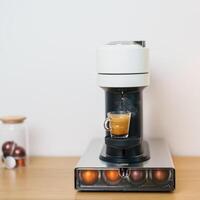 caffè espresso caffè creatore macchina con capsula di arrostito caffè fagiolo su legna tavolo sbarra. quotidiano bevanda bevanda a casa, appartamento e ufficio concetto foto