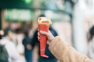 donna mano Tenere fragola crepes. popolare dolce Pancakes nel Giappone foto