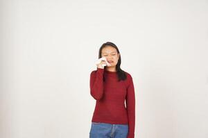 giovane asiatico donna nel rosso maglietta triste pianto isolato su bianca sfondo foto