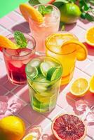 ai generato rinfrescante estate cocktail con frutta fette e ghiaccio foto