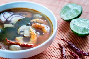 tailandese tom yum la minestra foto