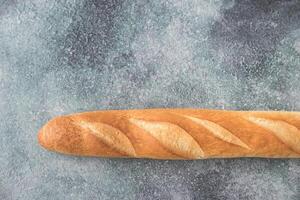 baguette su il di legno sfondo foto