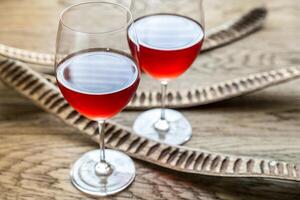 bicchieri di rosa vino foto