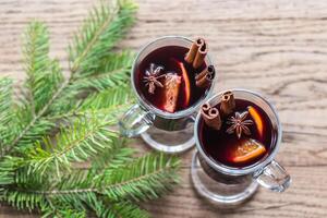 Due bicchieri di vin brulé vino con abete ramo foto