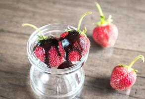 fragole fresche con topping al cioccolato foto