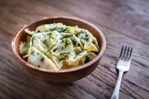 tortellini con ricotta e spinaci sotto menta salsa foto