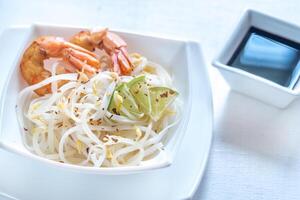 riso tagliatelle con gamberetti e fagiolo germogli foto