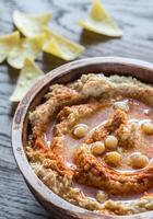 hummus con tortilla patatine fritte foto