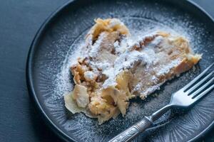 Mela strudel su il piatto foto