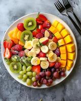 ai generato frutta insalata su un' bianca piatto, Là siamo fragole, uva, kiwi, arance, piccolo Banana pezzi, frutti di bosco, Mango, è stato cosparso con sciroppo su superiore foto