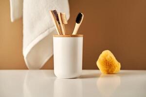 bambù spazzolini da denti nel un' tazza e un' asciugamano nel un' bagno interno. foto