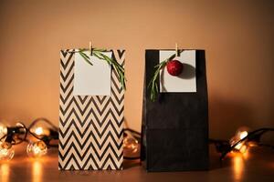Natale regalo borse con arredamento e Natale ornamento. foto