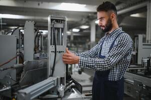 moderno industriale macchina operatore Lavorando nel fabbrica foto