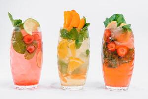 impostato con diverso frutta cocktail su bianca sfondo foto