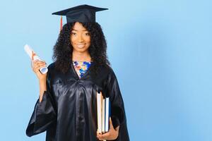 studente laureato afroamericano allegro con il diploma in sua mano foto