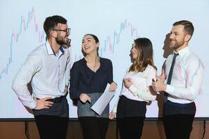 gruppo di attività commerciale persone sorridente su telecamera. fron Visualizza foto