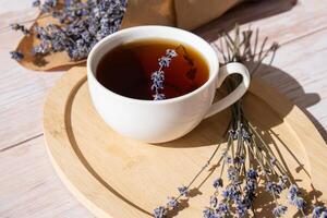 bianca tazza di lavanda tè. mortai di asciutto lavanda alternativa medicinale. immunità potenziamento salutare erbaceo tè. lavanda fiori. foto