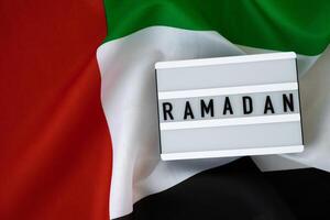 Congratulazioni lightbox con testo Ramadan agitando Emirati Arabi Uniti bandiera su sfondo concetto. saluto carta annuncio. commemorazione giorno musulmano benedetto santo mese pubblico vacanza foto
