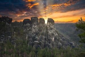 aspro rocce a basteibridge a tramonto. largo Visualizza al di sopra di alberi e montagne. foto