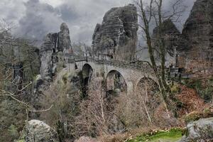 il bastei ponte nel sassone Svizzera. frastagliato rocce, visualizzazione piattaforma per Elba. foto