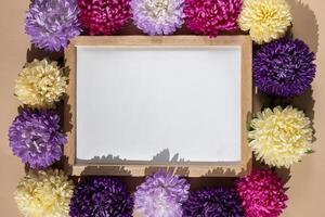 vuoto carta telaio con copia spazio per testo. finto su modello. colorato fiori intorno a. vacanza saluto carta. minimalista primavera concetto Da donna giorno, Pasqua, san valentino foto