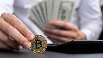 bitcoin moneta digitale oro Il prossimo per esperto commerciante mani conteggio reddito banconote di dollaro Contanti. vicino su di mani irriconoscibile libero professionista. guadagnato commercio grafici crescita criptovaluta mercato investimento concetto. americano dollari fondo risparmi foto