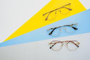 elegante occhiali. moderno monocolo montatura su un' colorato sfondo foto