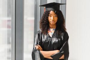 bellissimo africano femmina alunno con la laurea certificato foto