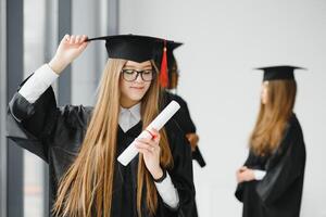 donna ritratto su sua la laurea giorno. Università. formazione scolastica, la laurea e persone concetto. foto