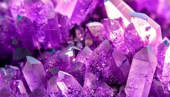 foto di viola cristalli con bicchiere struttura