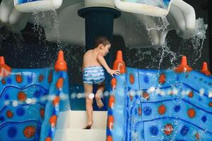 ragazzo è nel il acqua parco. foto