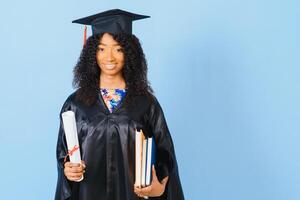 giovane afroamericano alunno nel laurea breve accappatoio su colore sfondo foto