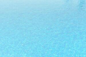 Hotel nuoto piscina con soleggiato riflessi foto