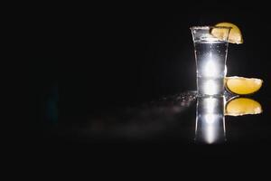 Tequila tiro con lime . selettivo messa a fuoco foto