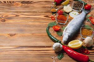 fresco arcobaleno trota con spezie e ingrediente per cucinando foto