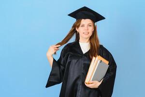 bellissimo donna indossare la laurea berretto e cerimonia accappatoio Tenere grado guardare positivo e contento in piedi e sorridente con un' fiducioso Sorridi. foto