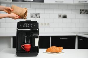 sfocato sfondo di cucina e caffè macchina con rosso tazza e spazio per voi foto