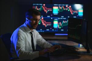 crypto commerciante investitore analista guardare a computer schermo analizzando finanziario foto