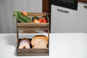 fatto a mano kraft scatola con frutta e verdure e pane a partire dal il cucina foto