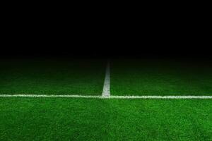 calcio stadio a notte. calcio e verde campo nel il buio foto