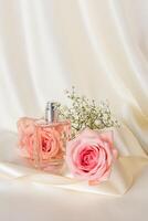 elegante bottiglia di Da donna profumo tra beige raso nastro, rosa Rose su tessuto raso sfondo. profumo e bellezza concetto. verticale Visualizza foto