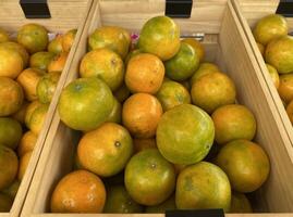 mandarino arancia nel il legna scatola. fresco frutta nel il contenitore vendere nel mercato no le persone. foto