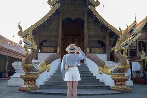 viaggiatore asiatico donna in viaggio e a piedi nel bangkok chiang Mai tempio, Tailandia, zaino in spalla femmina sensazione contento la spesa rilassare tempo nel vacanza viaggio foto