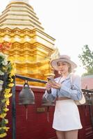 viaggiatore asiatico donna in viaggio e a piedi nel bangkok chiang Mai tempio, Tailandia, zaino in spalla femmina sensazione contento la spesa rilassare tempo nel vacanza viaggio foto